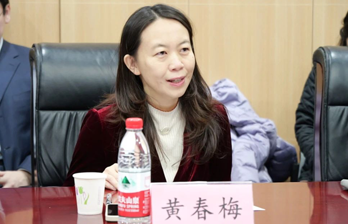 黄春梅代表主办方在会议中致欢迎辞，对各位领导、专家和嘉宾的莅临表示热烈欢迎和诚挚感谢。她简要介绍了本次会议的背景与意义，并表达了对中心未来发展的美好期许。