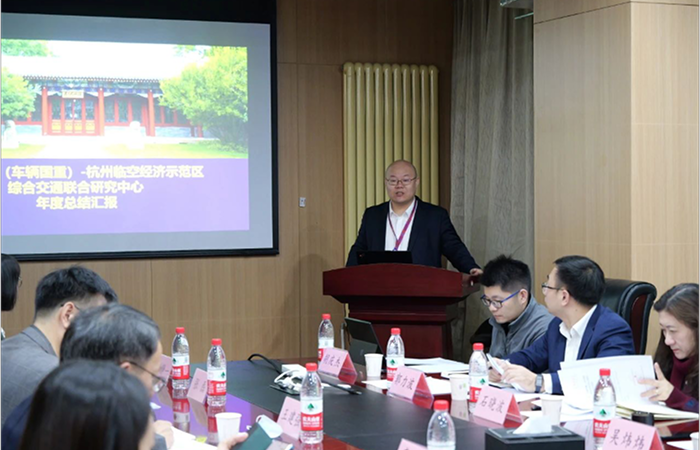曲小波在会中汇报中心核心工作与2025年规划，介绍四大技术方向及成果转化布局。