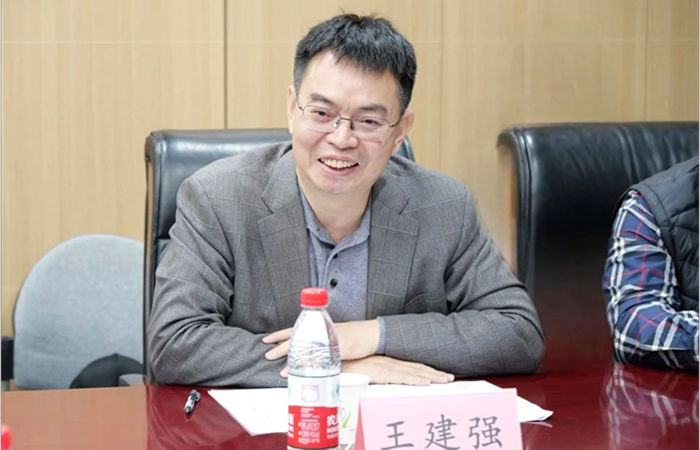 王建强代表车辆学院对中心成立表示祝贺，期待依托学科与地方优势，推进成果转化与产业发展。